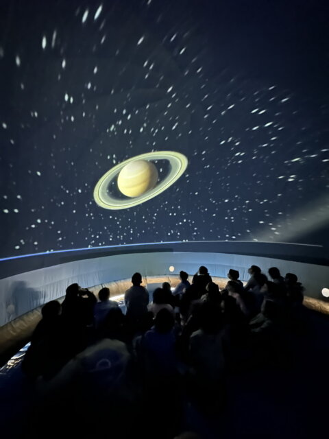 أطفال يستمتعون