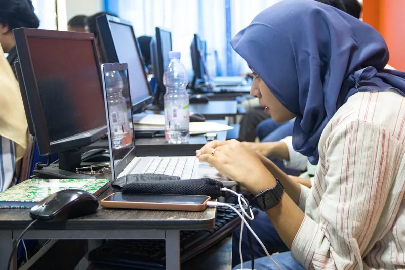 طالبة تعمل على الحاسوب في مختبر تعليمي